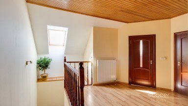 Prodej domu se třemi jednotkami a skladovacími prostory v Kostelci nad Labem.