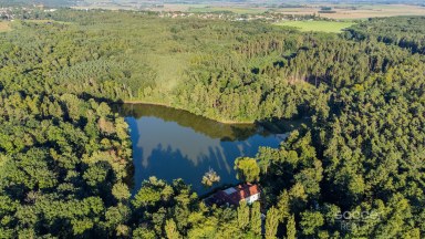 Prodej výjimečné historické stavby 1 150 m² s pozemkem 2 217 m² u rybníka Jivák – 36 minut od Prahy