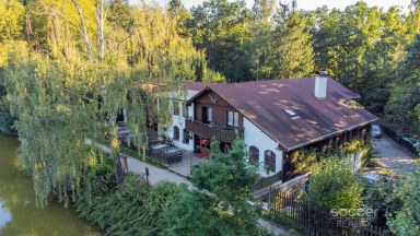 Prodej výjimečné historické stavby 1 150 m² s pozemkem 2 217 m² u rybníka Jivák – 36 minut od Prahy