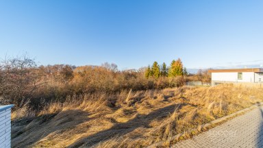 Prodej stavebního pozemku 900 m2, Praha- západ – Dobrovíz, vč. projektu