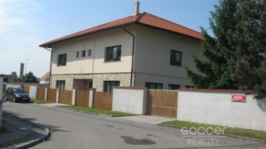 Pronájem bytu 1+kk/zahrada, 30 m2, Praha 9 - Horní Počernice.