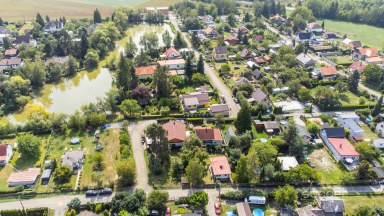 Prodej chaty v klidné části Kostelce nad Černými lesy, ulice Spojovací.