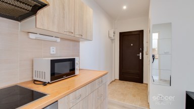Pronájem bytu 1+1, 32 m² + terasa 15 m² + sklep 6 m², Praha 4 – Pankrác, ul. Neveklovská
