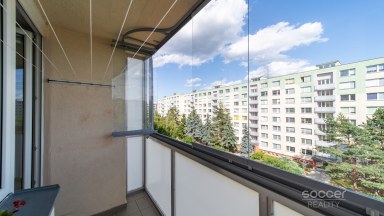Příjemný, prostorný a plně zařízený byt 2+1 s lodžií v dobré lokalitě.