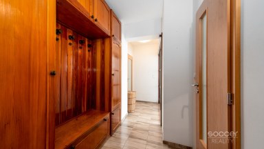 Příjemný, prostorný a plně zařízený byt 2+1 s lodžií v dobré lokalitě.