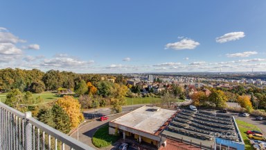 Pronájem bytu 2+kk/T/B, 80 m2 v ulici Cihlářská, Praha 9 - Prosek.