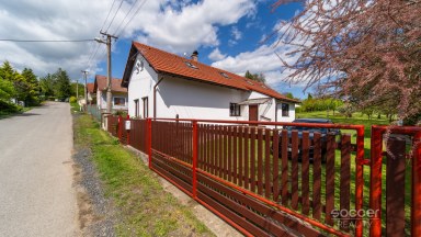 Malebný venkovský dům s prostornou zahradou blízko Českého ráje.
