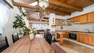 Malebný dům s příjemnou zahradou v atraktivní lokalitě.