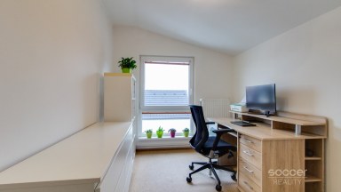 Pronájem bytu 3+1 s balkonem, v ulici U Školky, Nupaky. 