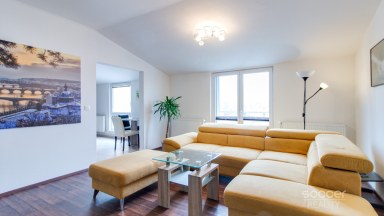 Pronájem bytu 3+1 s balkonem, v ulici U Školky, Nupaky. 