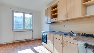 Pronájem bytu 1+1 s předzahrádkou, 37 m2, ul. Dandova, Praha 20 – H. Počernice.