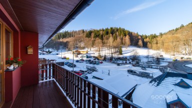 Z obýváku přímo na sjezdovku! Stylový apartmán 1+kk s terasou a parkováním – Prkenný Důl