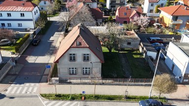 Pronájem staršího rodinného domu 4+1, ul. Dobšická, Praha – Horní Počernice.