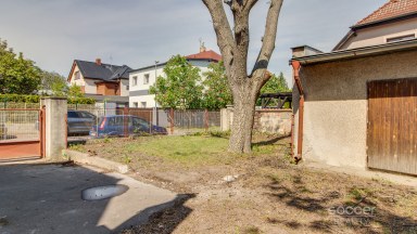 Pronájem pozemku s garážemi, ul. Dobšická, Praha – Horní Počernice.