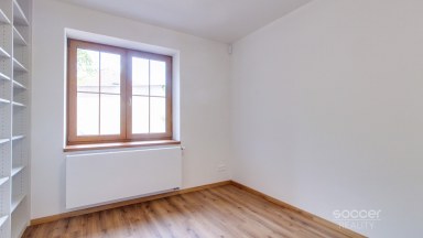 Pronájem bytu 3+kk se zahradou, Praha 20 – Horní Počernice, ul. Třebešovská.