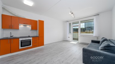 Prodej světlého bytu se zasklenou lodžií a garážovým stáním, ul. Poděbradská, Praha 9 – Vysočany