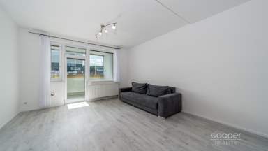 Prodej světlého bytu se zasklenou lodžií a garážovým stáním, ul. Poděbradská, Praha 9 – Vysočany