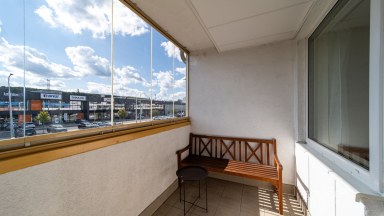 Prodej světlého bytu se zasklenou lodžií a garážovým stáním, ul. Poděbradská, Praha 9 – Vysočany
