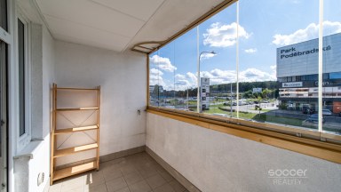 Prodej světlého bytu se zasklenou lodžií a garážovým stáním, ul. Poděbradská, Praha 9 – Vysočany