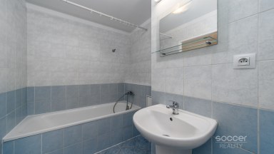Prodej světlého bytu se zasklenou lodžií a garážovým stáním, ul. Poděbradská, Praha 9 – Vysočany