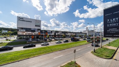 Prodej světlého bytu se zasklenou lodžií a garážovým stáním, ul. Poděbradská, Praha 9 – Vysočany