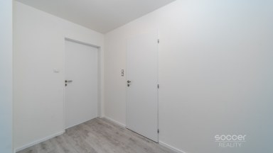 Prodej světlého bytu se zasklenou lodžií a garážovým stáním, ul. Poděbradská, Praha 9 – Vysočany