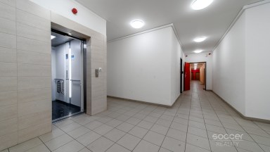 Prodej světlého bytu se zasklenou lodžií a garážovým stáním, ul. Poděbradská, Praha 9 – Vysočany