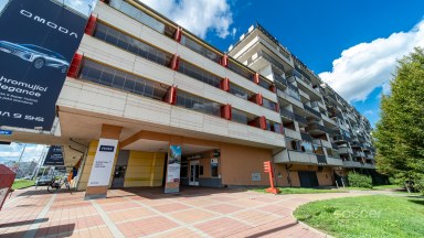 Prodej světlého bytu se zasklenou lodžií a garážovým stáním, ul. Poděbradská, Praha 9 – Vysočany