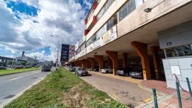 Prodej světlého bytu se zasklenou lodžií a garážovým stáním, ul. Poděbradská, Praha 9 – Vysočany