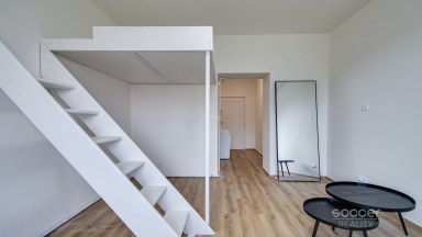Pronájem bytu 1+kk se spacím patrem, 31 m2, ul. Staromlýnská, Praha 9 - Vysočany.