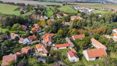 Dvougenerační dům s velkým pozemkem a garáží v Chomutovicích u Dobřejovic, obec Popovičky.