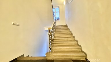 Velmi útulný ateliér ve vile s géniem loci v atraktivním místě. 