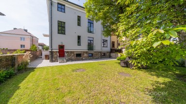 Velmi krásný nadstandardní byt ve vile se zahradou.