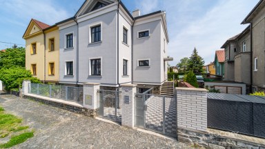 Velmi krásný nadstandardní byt ve vile se zahradou.