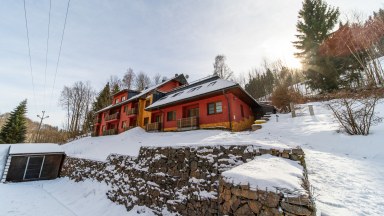 Z obýváku přímo na sjezdovku! Stylový apartmán 1+kk s terasou a parkováním – Prkenný Důl