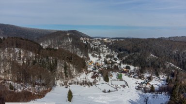 Z obýváku přímo na sjezdovku! Stylový apartmán 1+kk s terasou a parkováním – Prkenný Důl
