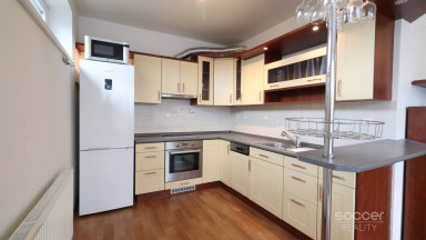 Pronájem bytu 2+kk/B/G, 59 m2 + 7 m2 balkon, ulice Pod Nouzovem, Praha – Kbely. 