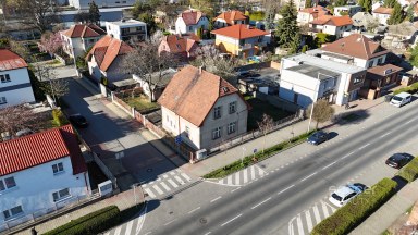 Pronájem staršího rodinného domu 4+1, pozemek 674 m2, ul. Dobšická, Praha – Horní Počernice.