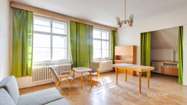 Pronájem staršího rodinného domu 4+1, pozemek 674 m2, ul. Dobšická, Praha – Horní Počernice.