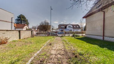 Pronájem staršího rodinného domu 4+1, ul. Dobšická, Praha – Horní Počernice.