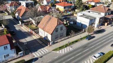 Pronájem staršího rodinného domu 4+1, ul. Dobšická, Praha – Horní Počernice.