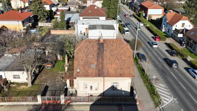 Pronájem staršího rodinného domu 4+1, ul. Dobšická, Praha – Horní Počernice.