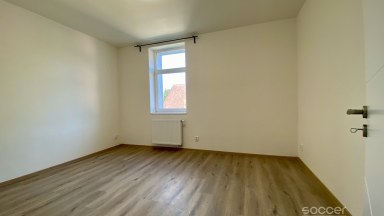 Příjemný byt po rekonstrukci s parkovacím místem a zahradou. 