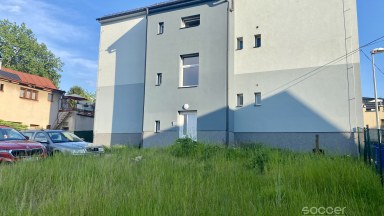 Příjemný byt po rekonstrukci s parkovacím místem a zahradou. 