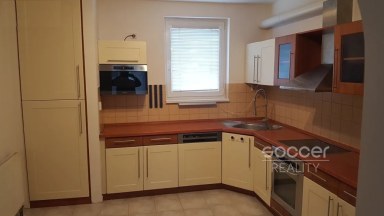 Pronájem rodinného domu 5+kk se zahradou a garáží, Praha 9 – Satalice, ul. Kemrova