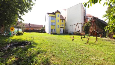Pronájem pěkného bytu 2+kk 33 m2 + lodžie 3 m2 v centru Neveklova, okres Benešov.
