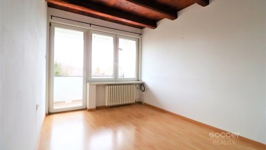 Pronájem pěkného bytu 2+kk 33 m2 + lodžie 3 m2 v centru Neveklova, okres Benešov.