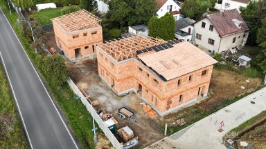 Prodej rezidenčního projektu – 3 nové rodinné domy, Praha–Koloděje.