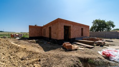 Prodej rezidenčního projektu – 3 nové rodinné domy, Praha–Koloděje.