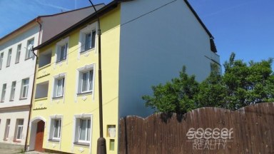 Pronájem pěkného bytu 2+kk+terasa, 67 m2 v centru Neveklova, okres Benešov.